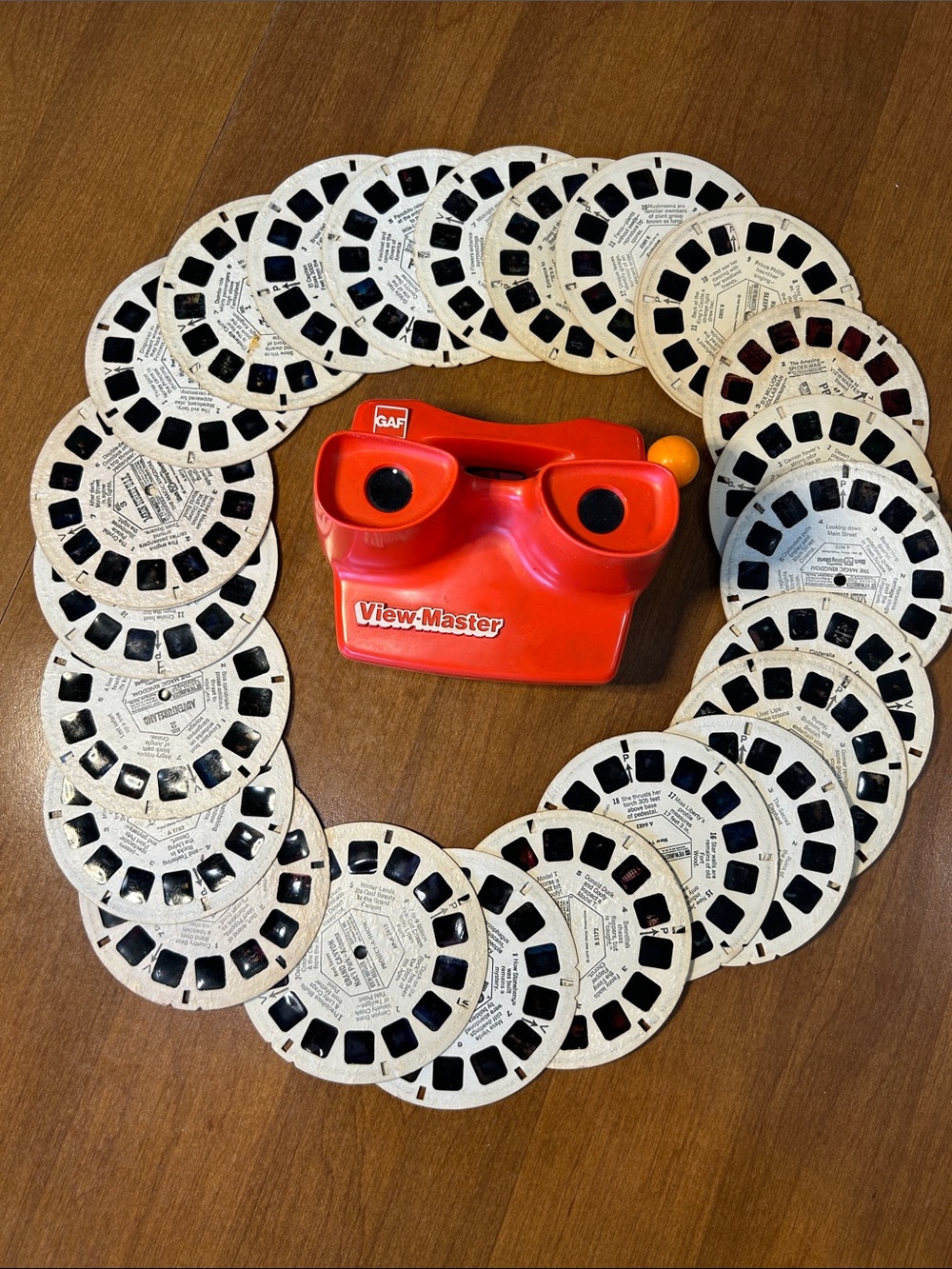 Classic 3D View Master- Red with 25 reels